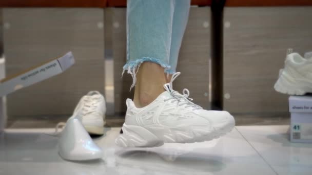 Mädchen Mit Nahaufnahme Ihrer Beine Und Probiert Schuhe Einer Modeboutique — Stockvideo