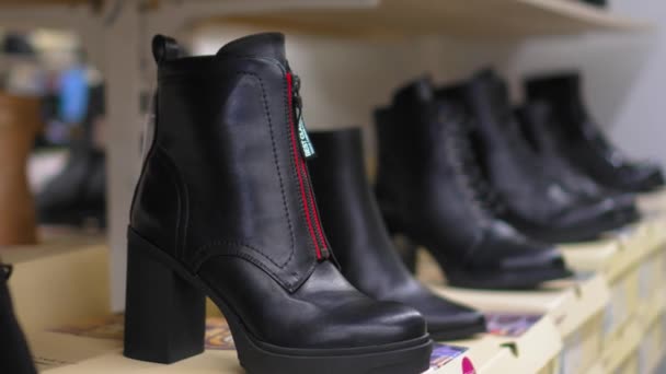 Eredeti Bőrcipő Dobozon Női Cipőbolt Ablakán Fekete Barna Egyéb Színek — Stock videók