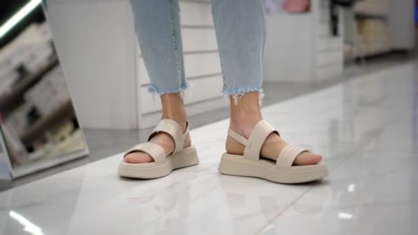 Primer Plano Del Pie Mujer Probándose Zapatos Nuevos Chanclas Sandalias — Vídeos de Stock