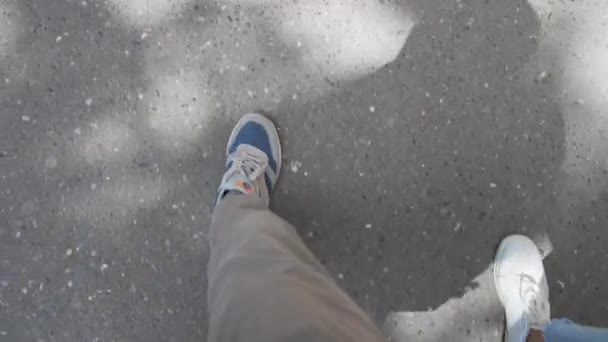 Πόδια Δύο Ατόμων Άνδρας Και Γυναίκα Αθλητικά Παπούτσια Περπατούν Ασφαλτοστρωμένο — Αρχείο Βίντεο