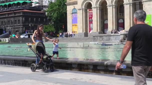 Jerevan Armenie Května 2023 Mladá Matka Kráčí Svým Dítětem Městě — Stock video