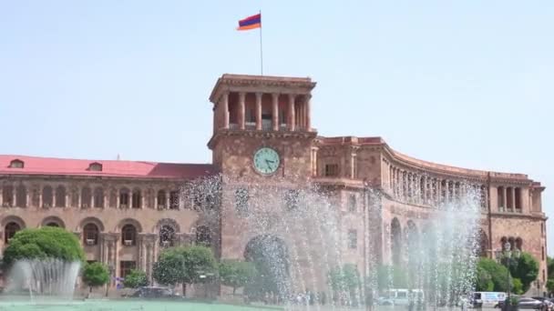 아르메니아의 국기는 예레반에 공화국의 광장에 엔맑은 엔푸른 배경을 대조하여 공원의 — 비디오