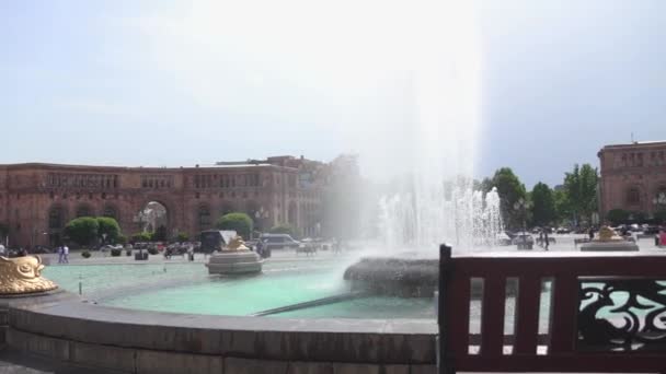 Praça República Erevan Fontes Canto Pessoas Passeando Dia Ensolarado Quente — Vídeo de Stock
