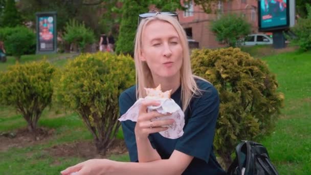 Close Portret Van Gelukkige Jonge Blonde Vrouw Die Fastfood Shawarma — Stockvideo