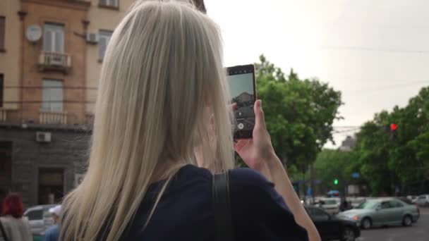 Młoda Kaukaska Blondynka Robi Zdjęcia Miastu Erywań Pokładu Widokowego Cascade — Wideo stockowe