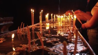 Hıristiyan Ortodoks Kilisesi 'nde insanların elleri mum yakar. Tapınağın karanlık kutsal iç kısımlarında mum alevleri, kilisede anıt mumlar yakılır. Savaşın ya da kederin sembolü, olayların hatırası..
