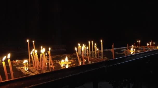 Bougies Dans Fond Église Orthodoxe Chrétienne Flamme Bougies Intérieur Sombre — Video