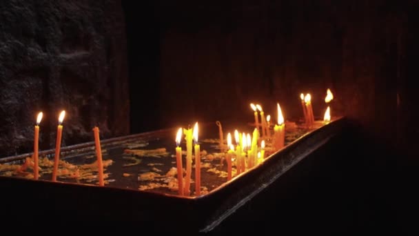 Свечи Христианской Православной Церкви Пламя Свечей Темном Священном Интерьере Храма — стоковое видео