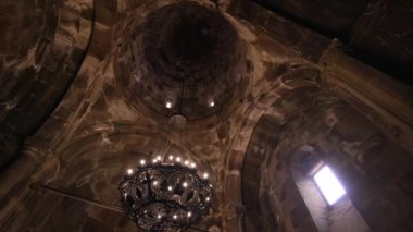 Erivan, Ermenistan - 5 Mayıs 2023: Genç gülümseyen kadın yemek standından soğuk buz kokteyli alıyor, masanın yanında duruyor ve kameraya bakıyor. Satıcıya seve seve para verir ve gülümseyerek gider..