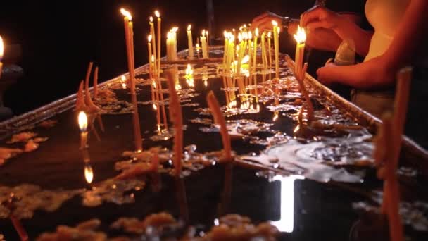 Die Hände Der Menschen Entzünden Kerzen Der Christlich Orthodoxen Kirche — Stockvideo