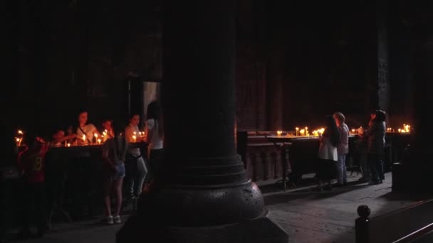 Handen Van Mensen Steken Kaarsen Aan Christelijk Orthodoxe Kerk Vlam — Stockvideo