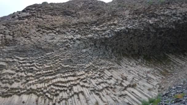 심포니 스톤스 가르니 아르메니아 협곡에 현무암 기둥들의 다면체 구조를 아래에서 — 비디오