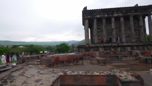 ガルニ エレバン 2023年5月3日 イオニア式のギリシャ ローマ様式で建てられ アルメニアの歴史の中で観光とキリスト教以前の時代の主なシンボルです 神殿は紀元1世紀にトラッド王によって建てられました — ストック動画