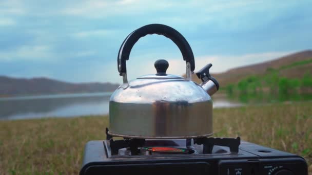 Göl Kenarındaki Kamp Alanında Çaydanlık Yazın Göl Kenarında Kamp Sobasında — Stok video