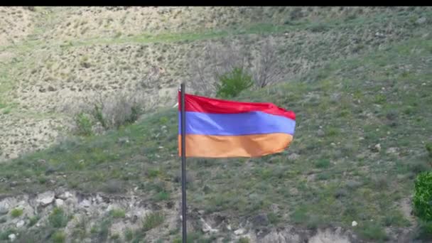 亚美尼亚国旗悬挂在首都中心共和国主广场上的埃里温 在阳光明媚的夏天 在蓝天的映衬下高楼大厦 — 图库视频影像