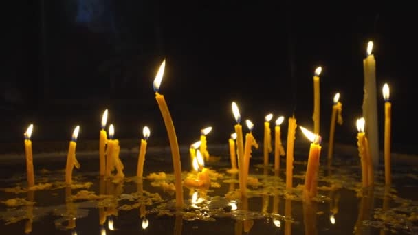 Kaarsen Christelijk Orthodoxe Kerk Achtergrond Vlam Van Kaarsen Donkere Heilige — Stockvideo