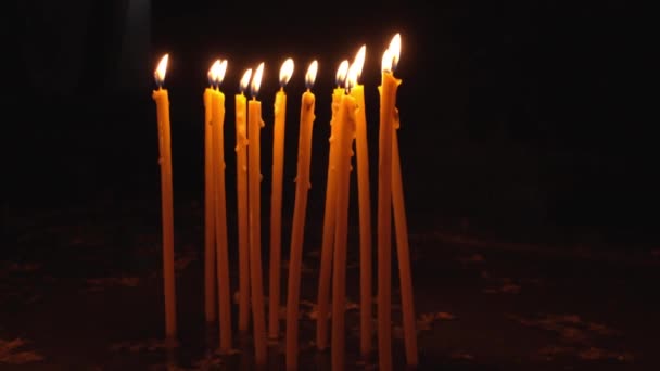 Gyertyák Keresztény Ortodox Templom Hátterében Gyertyák Lángja Templom Sötét Szent — Stock videók