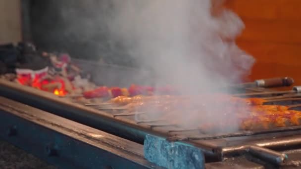 Nuevo Concepto Cocinar Carne Sobre Carbón Vegetal Con Humo Cafetería — Vídeo de stock