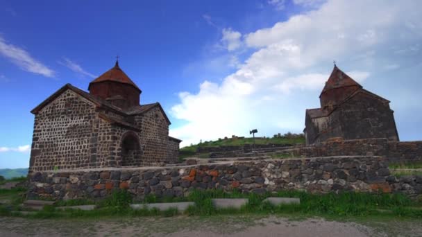 在阳光灿烂的蓝天 亚美尼亚塞万的塞瓦纳凡银行教堂的风景 亚美尼亚塞万湖西北岸半岛上的Sevanavank修道院建筑群 — 图库视频影像