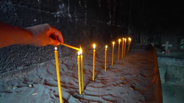 具有东正教背景的蜡烛 在圣殿黑暗神圣的内部点燃蜡烛 在教堂点燃纪念蜡烛 战争或悲伤的象征 对事件的记忆 — 图库视频影像