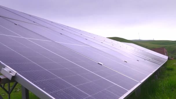 蓝色光电太阳能电池板 生产清洁绿色电力 可再生能源生产概念 光伏替代电力面板 可持续资源的概念 — 图库视频影像