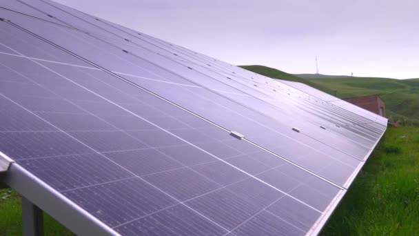 Mavi Fotovoltaik Güneş Panelleri Temiz Yeşil Elektrik Üretimi Yenilenebilir Enerji — Stok video