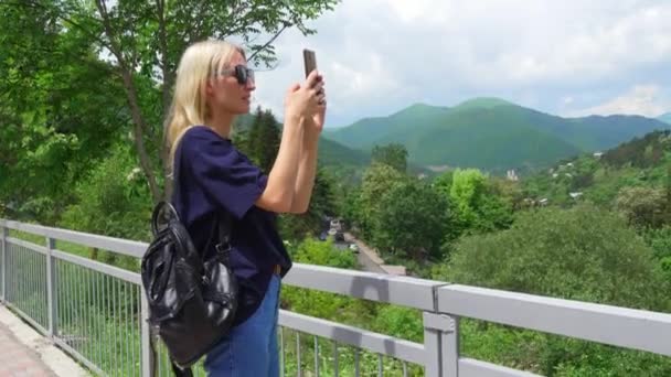 Młoda Kaukaska Blondynka Robi Zdjęcia Miastu Erywań Pokładu Widokowego Cascade — Wideo stockowe