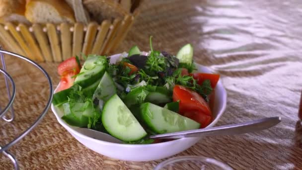Salade Légumes Avec Concombre Tomate Oignon Salade Verte Photo Gros — Video