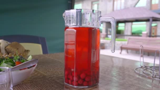 Buah Buahan Merah Matang Kafe Kaca Samping Kendi Adonan Atas — Stok Video