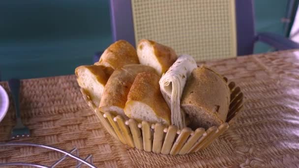 Diferite Tipuri Pâine Coș Masă Interiorul Restaurantului Felii Pâine Servite — Videoclip de stoc