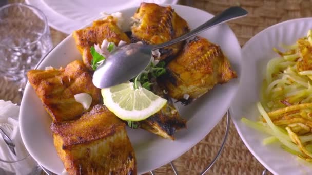 Delicioso Pescado Blanco Parrilla Dorada Con Rodajas Limón Especias Bandeja — Vídeos de Stock