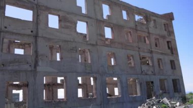 İnşaat enkazı, beton döküntüleri, Gyumri şehri ve Ermenistan 'ın en harap olmuş bölgesiyle harap olmuş büyük bir bina. Bina deprem veya savaştan sonra hasar gördü.