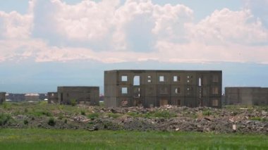 Gyumri şehri ve onun en yıkık Ermenistan bölgesi, 1988 'de şiddetli bir deprem meydana geldi ve sadece harabeler kaldı; Terk edilmiş evler.