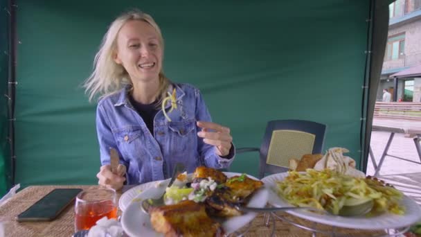 Счастливая Женщина Ест Жареную Рыбу Ресторане Болтает Выступая Перед Камерой — стоковое видео
