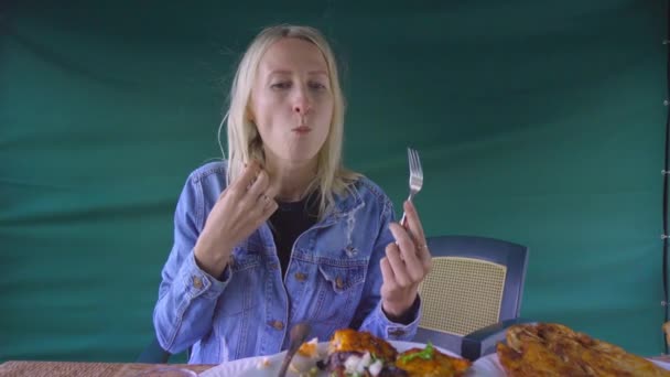 Femme Heureuse Mangeant Poisson Frit Restaurant Bavardant Parlant Caméra Sur — Video