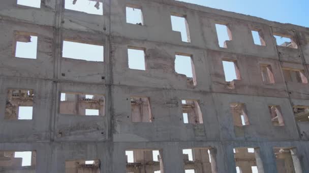Stor Förstörd Byggnad Med Hög Byggavfall Och Betong Skräp Staden — Stockvideo