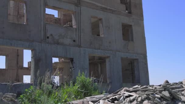 建設用土石流とコンクリートの破片の山と大規模な破壊された建物 ギムリ市とアルメニアの最も荒廃した地域 地震や戦争で建物が被害を受けました — ストック動画