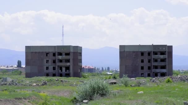 1988年に強い地震が発生し 家の唯一の遺跡が残っているギムリ市とアルメニアで最も破壊された地域 廃墟と化した家 — ストック動画