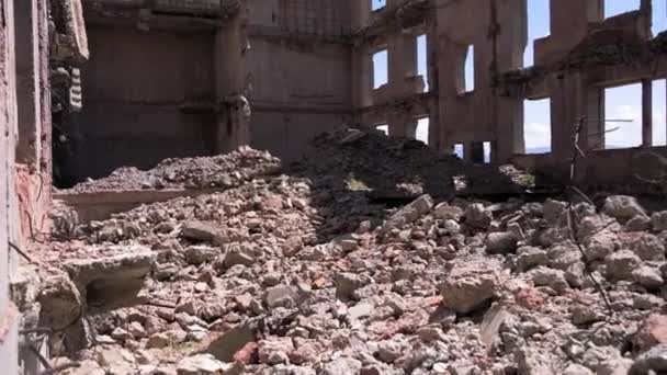 Gran Edificio Ruinas Con Pila Escombros Construcción Escombros Hormigón Ciudad — Vídeos de Stock