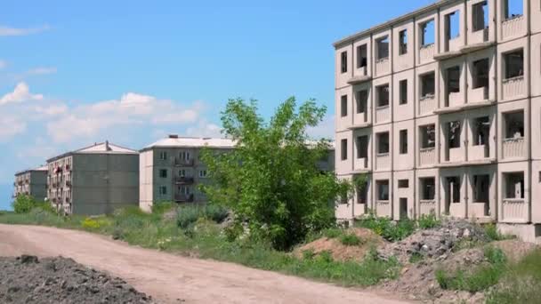 1988年に強い地震が発生し 家の唯一の遺跡が残っているギムリ市とアルメニアで最も破壊された地域 廃墟と化した家 — ストック動画