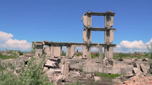 在1988年发生强烈地震的亚美尼亚的久姆里市及其被毁最严重的地区 只有房屋残缺不全 被遗弃的破烂不堪的房屋 — 图库视频影像