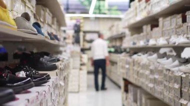 Kadın ayakkabısı mağazasının vitrininde kutuda duran hakiki deri ayakkabılar. Siyah, kahverengi ve diğer renkler. Yılın farklı zamanları için ayakkabılar, kış, bahar. yaz ve sonbahar.