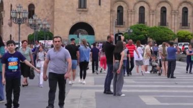 YEREVAN, ARMENIA - Mayıs 06, 2023: Yerevan Cumhuriyet Meydanı. Şarkı söyleyen fıskiyeler ve güneşli bir günde gezinen insanlar. Şehir merkezi, Erivan 'da eğlence. Arabalar sürüyor, turistler yürüyor..