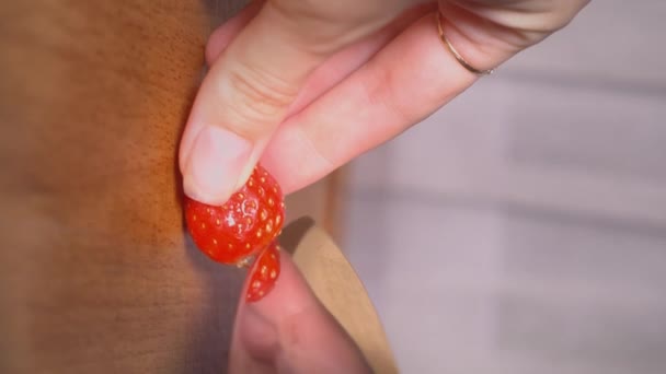 Seseorang Memotong Stroberi Segar Pada Papan Potong Kayu Wanita Tangan — Stok Video