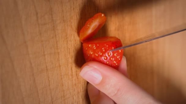 Seseorang Memotong Stroberi Segar Pada Papan Potong Kayu Wanita Tangan — Stok Video