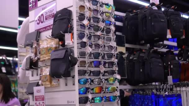 佐治亚州 2023年5月 太阳镜在官方商店的货架上或市场上出售 销售的各种公司品牌的墨镜 — 图库视频影像