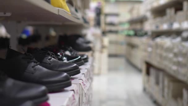 Kadın Ayakkabısı Mağazasının Vitrininde Kutuda Duran Hakiki Deri Ayakkabılar Siyah — Stok video
