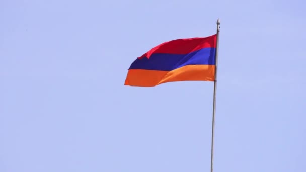 亚美尼亚国旗悬挂在首都中心共和国主广场上的埃里温 在阳光明媚的夏天 在蓝天的映衬下高楼大厦 — 图库视频影像