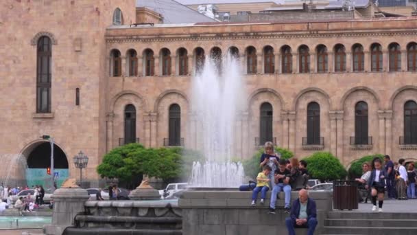Yerevan Armenia May 2023 Πλατεία Δημοκρατίας Στο Ερεβάν Τραγουδούν Σιντριβάνια — Αρχείο Βίντεο