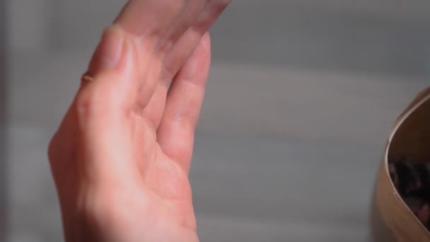 Vídeo Vertical Mão Mulher Close Segunda Mão Derrama Saco Folhas — Vídeo de Stock